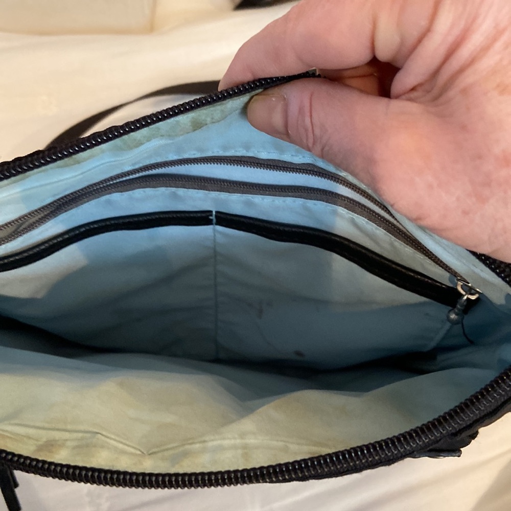 Baggallini crossbody nylon bag. - Picture 2 of 4